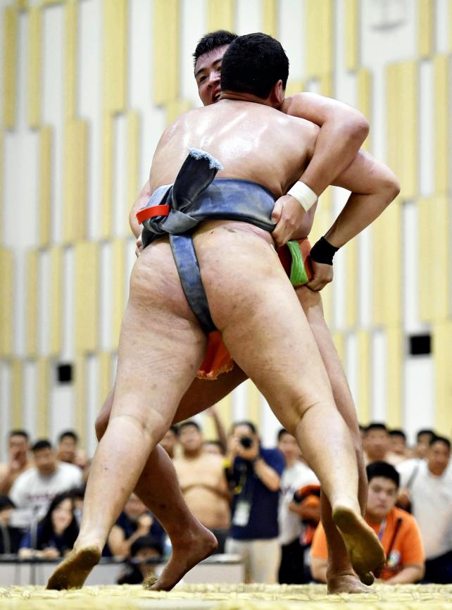 相撲個人、旭丘のチョイジルスレン選手(手前)を寄り切り、優勝した埼玉栄の斎藤大輔 ©読売新聞社