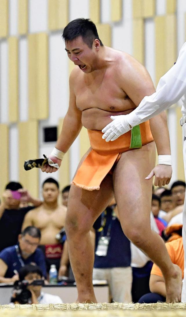 相撲個人で優勝し雄たけびを上げる埼玉栄の斎藤大輔　©読売新聞社