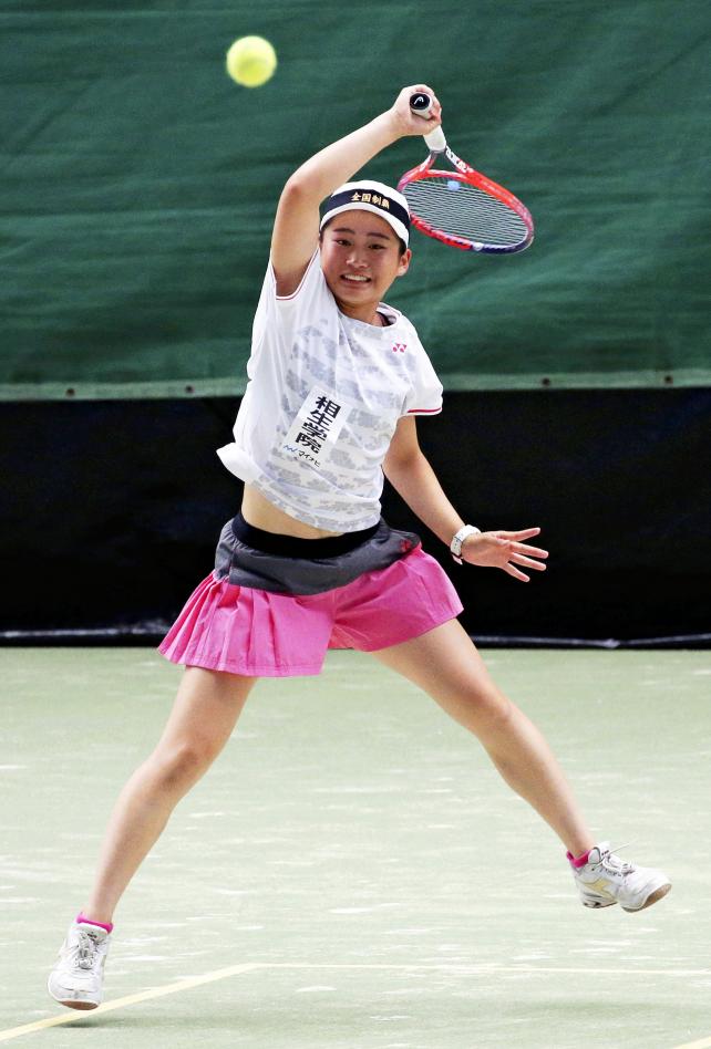 テニス女子団体、決勝で白熱したプレーを見せる相生学院の田中菜冴美 ©読売新聞社