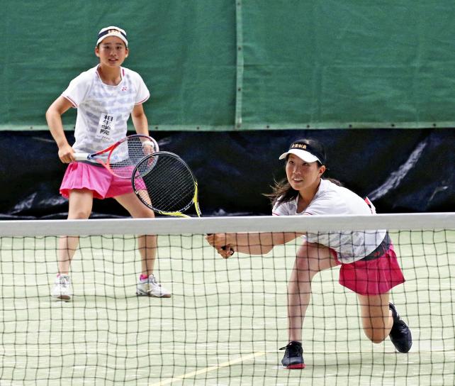 テニス女子団体で優勝した相生学院の古賀麻尋(右)と田中菜冴美 ©読売新聞社