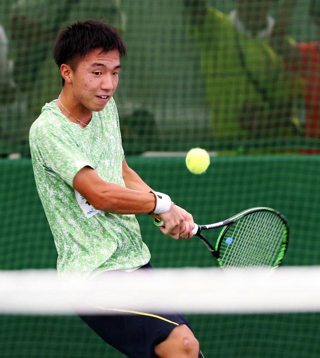 テニス男子団体決勝で勝利を挙げた秀明八千代の白石光 ©読売新聞社