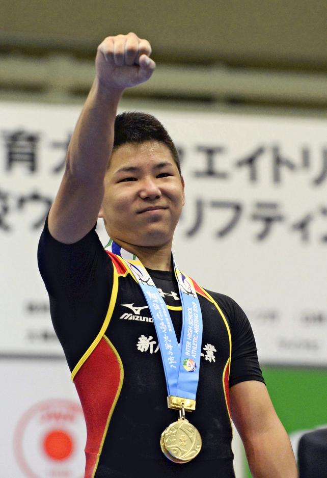 重量挙げ56キロ級 大会新記録で優勝した新居浜工の山口優人 ©読売新聞社