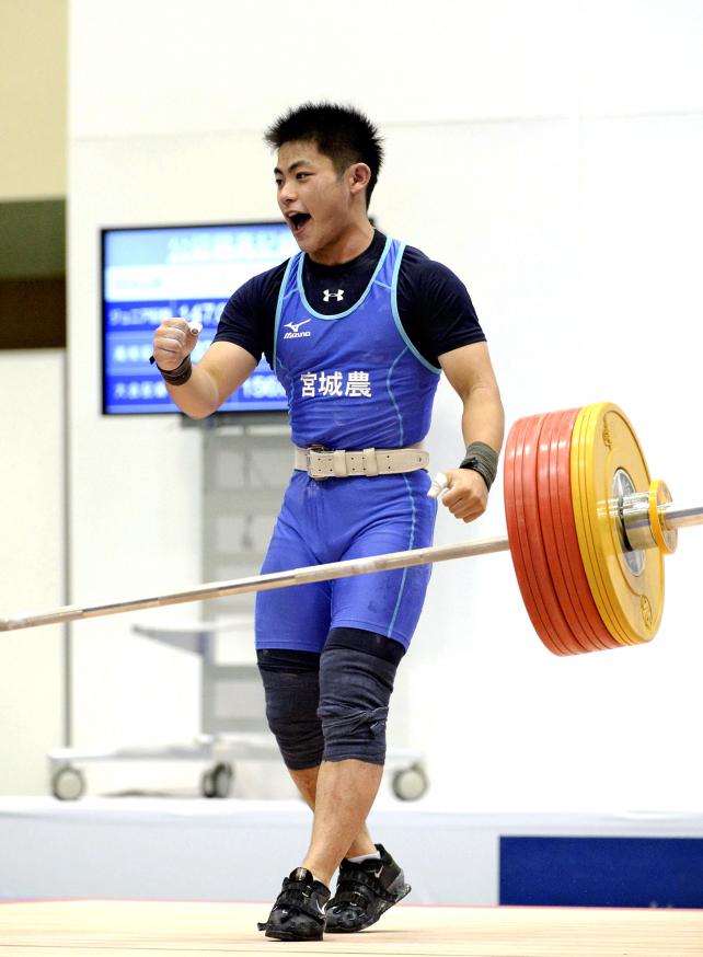 重量挙げ69キロ級 試技が成功しガッツポーズをする宮城農の佐藤康太郎 ©読売新聞社