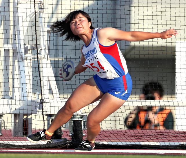 陸上女子円盤投げで2位になった姫路商の永井楓花 ©読売新聞社