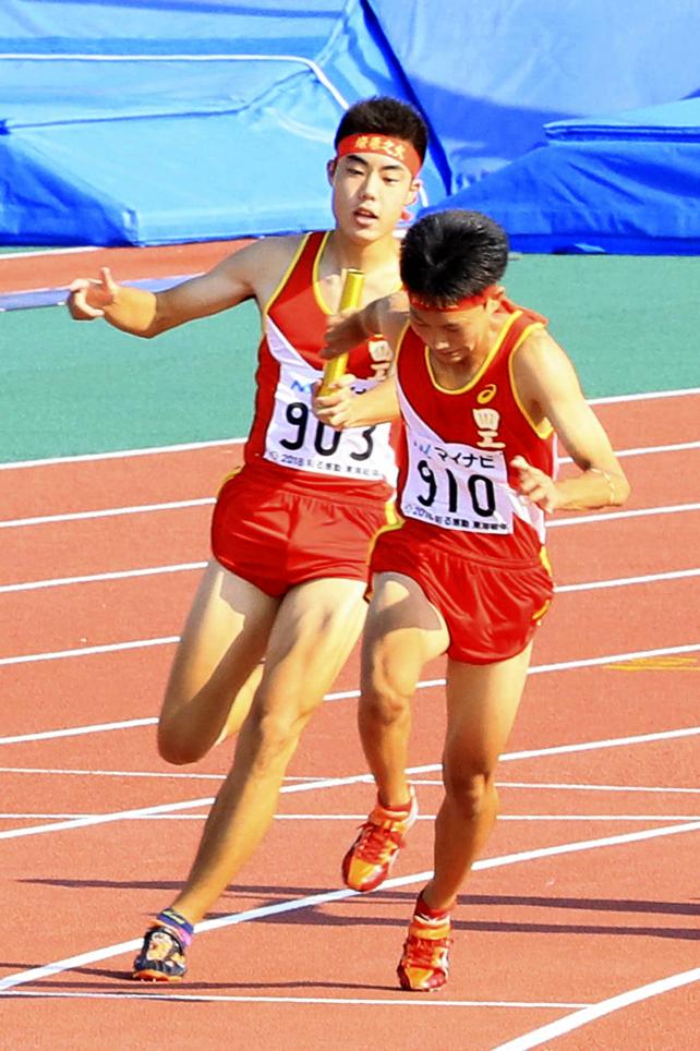 陸上男子400メートルリレーで2位に入った四日市工の第2走者・林哉太(左)から第3走者・高橋隆晟へのバトンタッチ ©読売新聞社