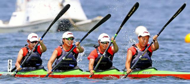 カヌー女子スプリント・カヤックフォア（５００㍍）で優勝した谷地の選手たち　©読売新聞社