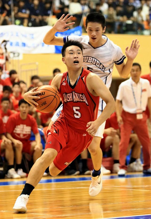 バスケットボール男子決勝、ゴール前に攻め込む開志国際の小栗瑛哉 ©読売新聞社