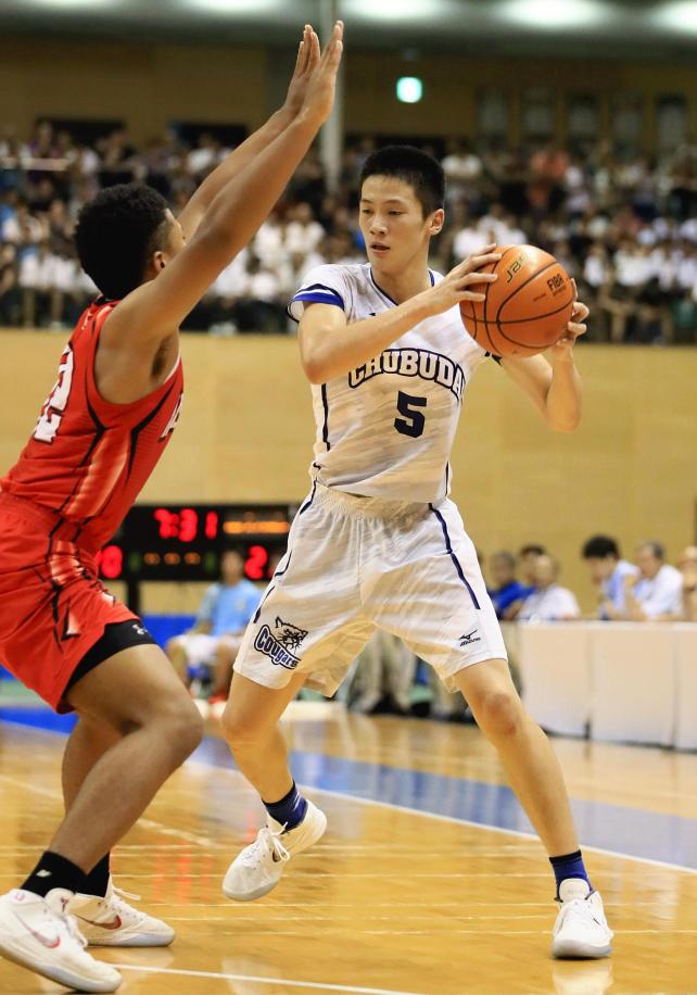 バスケットボール男子決勝、ボールをキープする中部大第一の青木遥平 ©読売新聞社