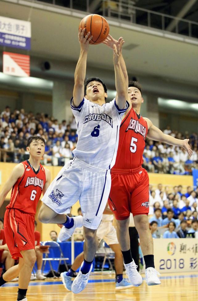 バスケットボール男子決勝、中部大第一の矢沢樹がシュートを決める ©読売新聞社