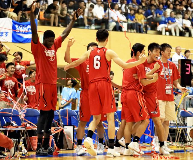 バスケットボール男子決勝で優勝し喜ぶ開志国際の選手ら ©読売新聞社