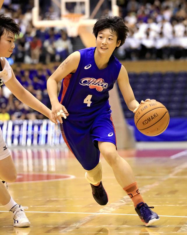 バスケットボール女子決勝、攻め込む桜花学園の坂本雅 ©読売新聞社