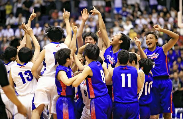 バスケットボール女子決勝で優勝を決め喜ぶ桜花学園の選手ら ©読売新聞社