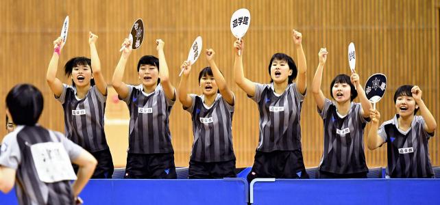 卓球女子団体決勝、得点が入り喜ぶ遊学館の選手たち ©読売新聞社