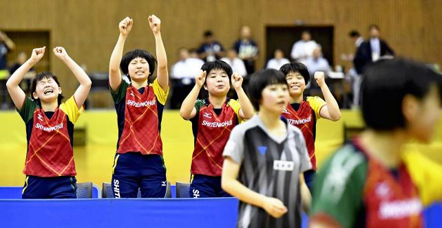 卓球女子団体で優勝して喜ぶ四天王寺の選手たち　©読売新聞社