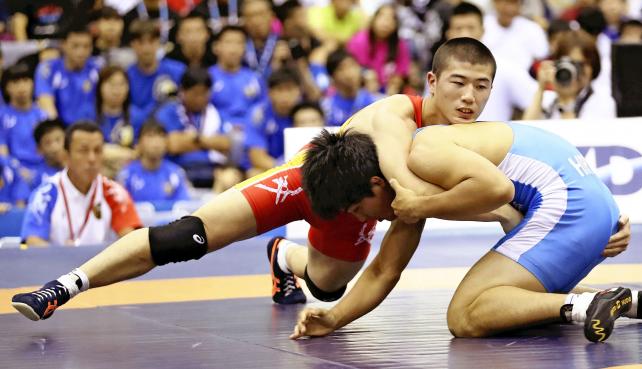 レスリング男子71キロ級で優勝した帝京の佐藤匡記(左) ©読売新聞社