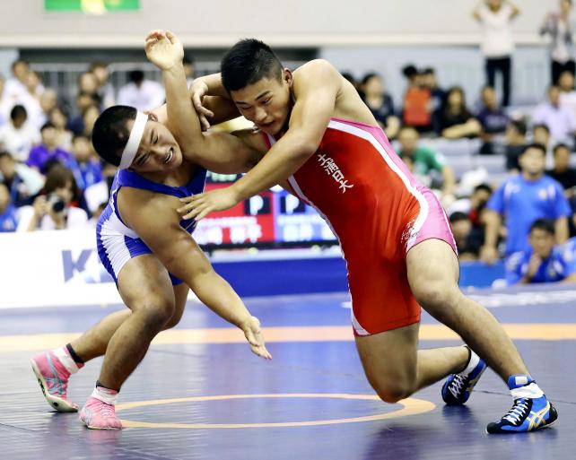 レスリング男子９２キロ級で優勝した土浦日大の山崎祥平（右）と準優勝の日体大柏の白井達也　©読売新聞社　