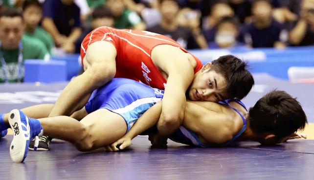 レスリング男子51キロ級で優勝した自由ヶ丘学園の塩谷優(上) ©読売新聞社