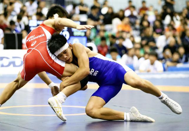 レスリング男子55キロ級で優勝した高知南の清岡幸大郎(右) ©読売新聞社