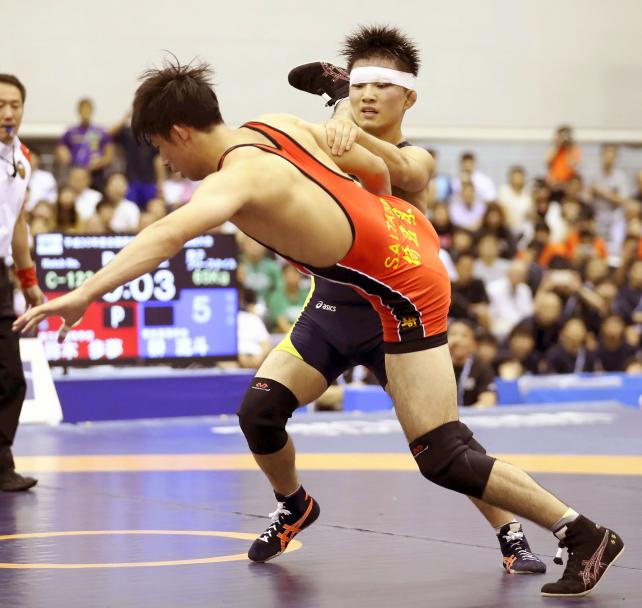 レスリング男子65キロ級で優勝した帝京の榊流斗(奥) ©読売新聞社