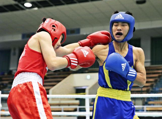 ボクシングライトフライ級決勝　武相の藤田時輝（左）を破って優勝した作新学院の堀川龍　©読売新聞社