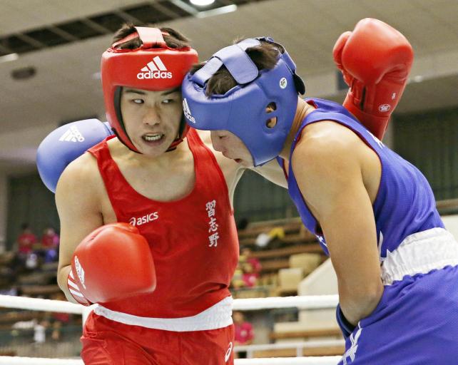 ボクシング競技ライト級決勝　花咲徳栄の石井渡士也（右）を判定で破り、優勝した習志野の堤麗斗　©読売新聞社