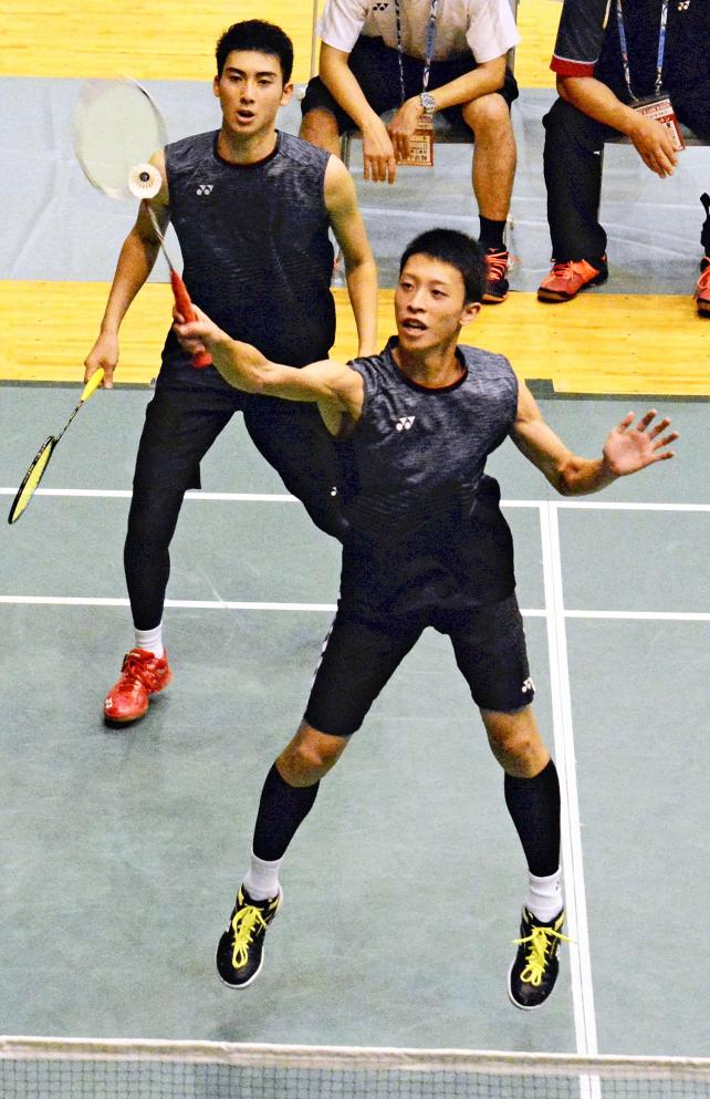 バドミントン男子ダブルスで、接戦を繰り広げる柳井商工の栗木(手前)と福間 ©読売新聞社
