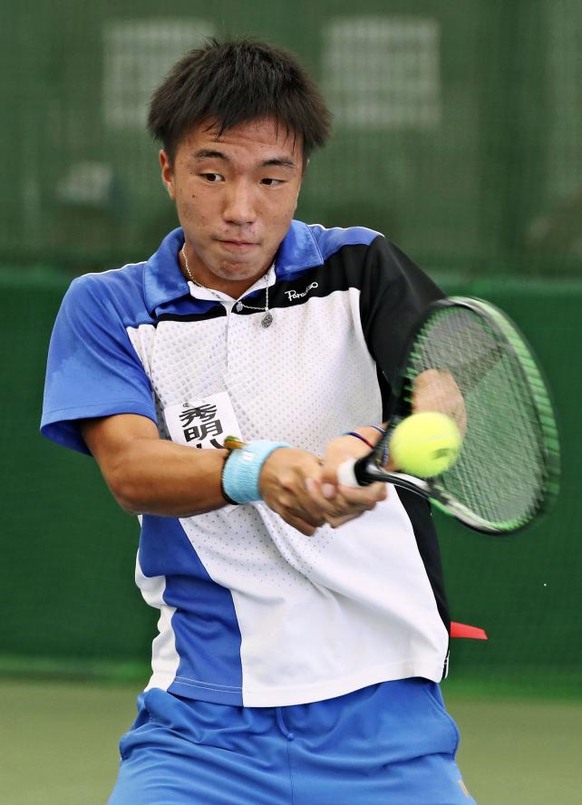 テニス男子シングルスで優勝した秀明八千代の白石光 ©読売新聞社