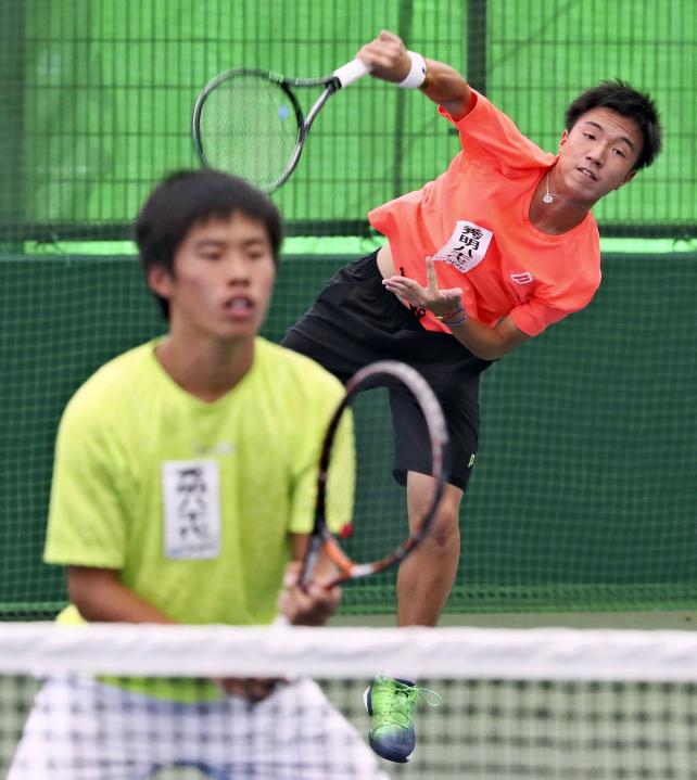テニス男子ダブルスで優勝した秀明八千代の白石光(右)と坂川広樹 ©読売新聞社