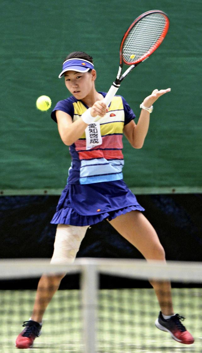 テニス女子シングルスで優勝した愛知啓成の阿部宏美 ©読売新聞社