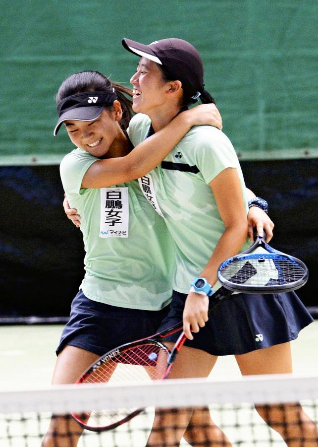 テニス女子ダブルスで優勝し、抱き合って喜ぶ白鵬女の野口綾那(左)と石川琴実 ©読売新聞社