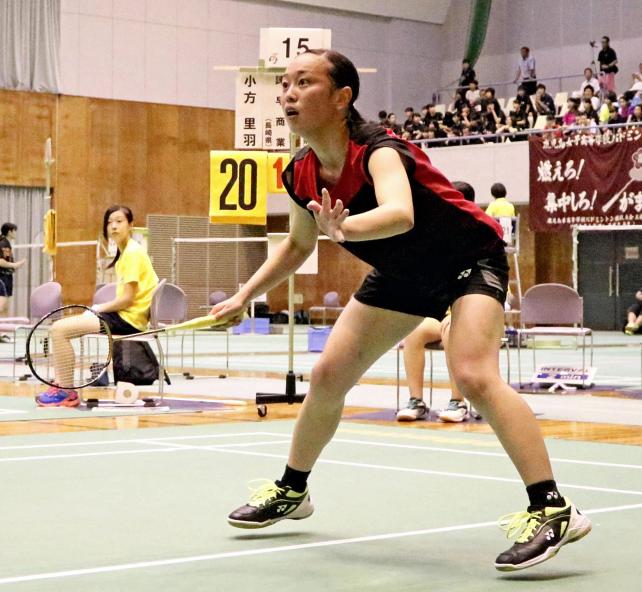 バドミントン女子シングルスで、俊敏なプレーを見せる松江商の井田成美　©読売新聞社