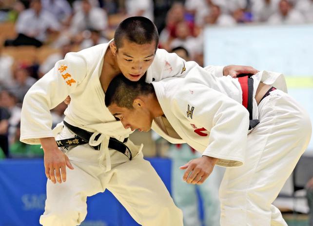 柔道男子66キロ級で準優勝した埼玉栄の西願寺哲平(左) ©読売新聞社