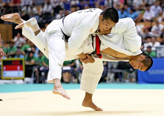 柔道男子個人66キロ級で優勝した長崎日大の桂嵐斗(右) ©読売新聞社
