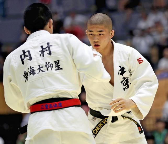柔道男子73キロ級で準優勝した中京学院大中京の古田直也(右) ©読売新聞社
