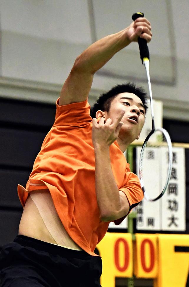 バドミントン男子シングルスで優勝した埼玉栄の緑川大輝　©読売新聞社