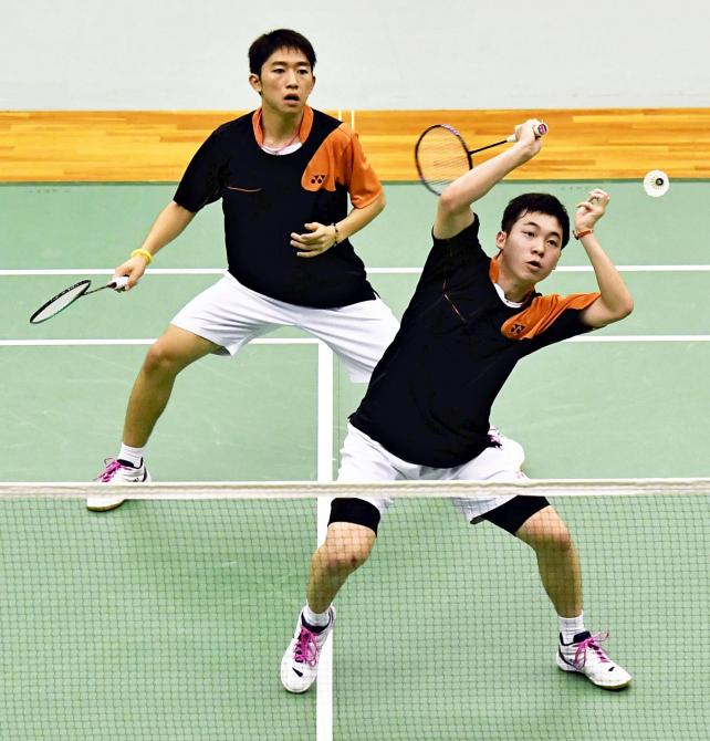 バドミントン男子ダブルスで準優勝した埼玉栄の遠藤彩斗(手前)と武井優太 ©読売新聞社