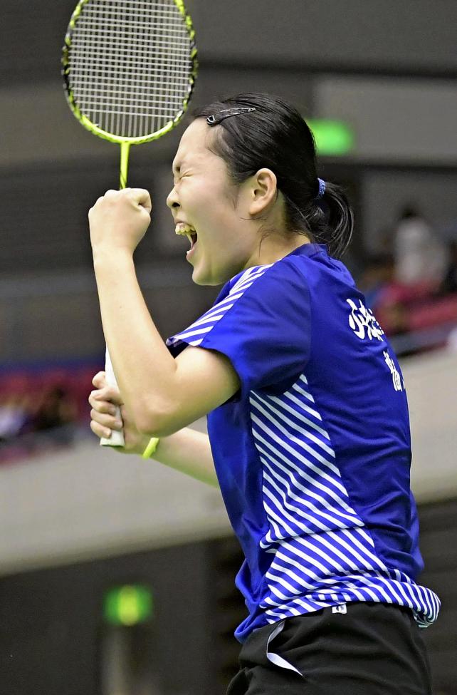 バドミントン女子シングルスで優勝を決めて喜ぶふたば未来学園の水井ひらり ©読売新聞社