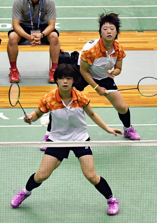 バドミントン女子ダブルスで3位になった園田学園の斉藤さくら(奥)と松久紬 ©読売新聞社