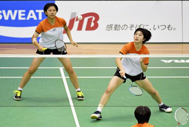 バドミントン女子ダブルスで準優勝した埼玉栄の大沢佳歩(右)と鈴木陽向 ©読売新聞社