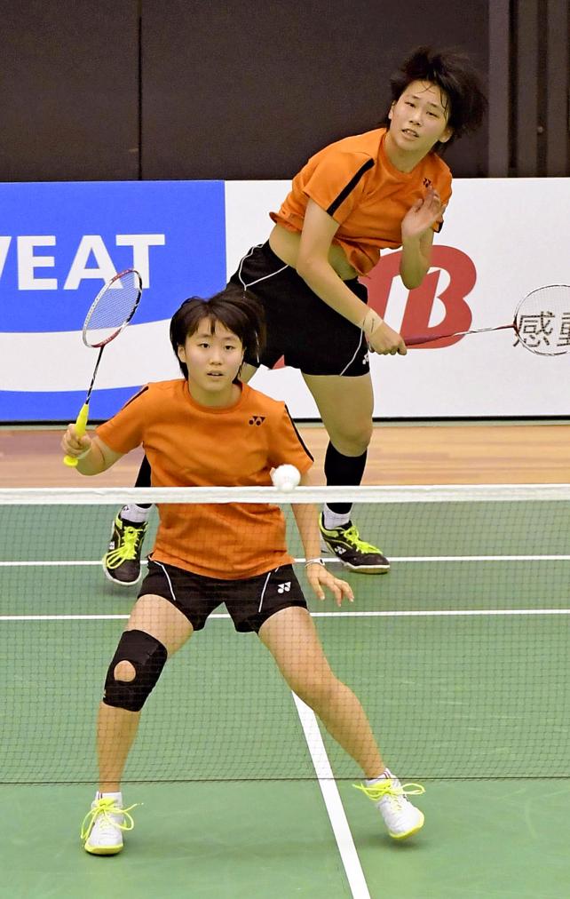 バドミント女子ダブルスで優勝した埼玉栄の斎藤夏(奥)と吉田瑠実 ©読売新聞社