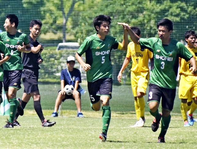 サッカー男子 ヘディングシュートを決めて喜ぶ昌平の関根浩平(中央) ©読売新聞社