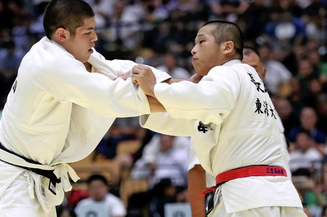 柔道男子90キロ級で準優勝した東海大甲府の長嶋勇斗(右) ©読売新聞社