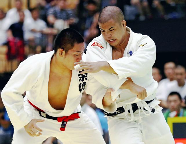 柔道男子100キロ級で優勝した千葉経大付の皆川大記(右) ©読売新聞社