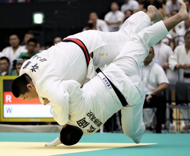 柔道男子100キロ超級決勝、内股で一本勝ちした国士舘の斉藤立(上) ©読売新聞社