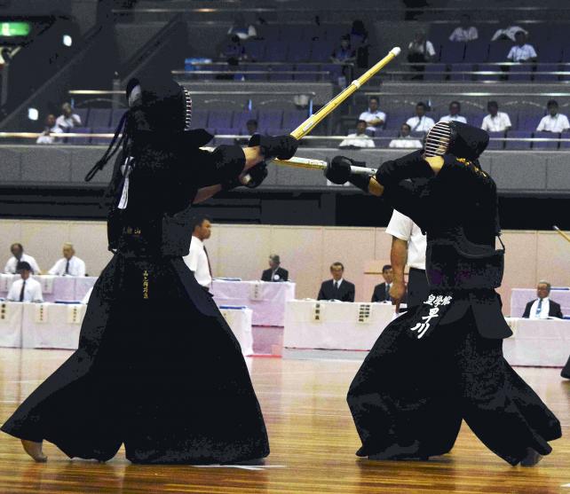 剣道男子個人で、延長戦にもつれ込む激闘を繰り広げた皇学館の早川明日斗(右) ©読売新聞社