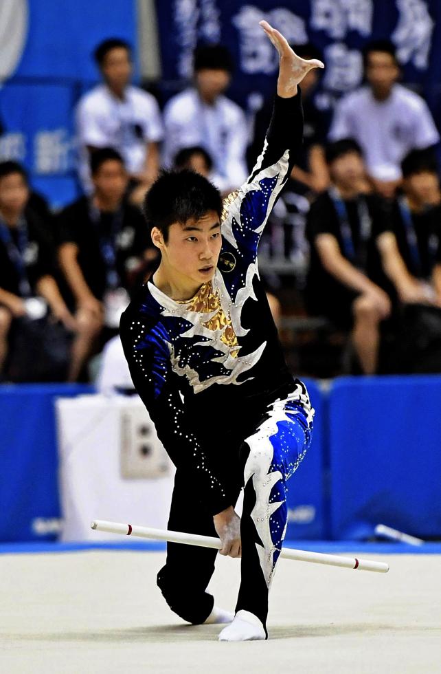 新体操男子個人、スティックで華麗な演技を見せる恵庭南の田口将 ©読売新聞社