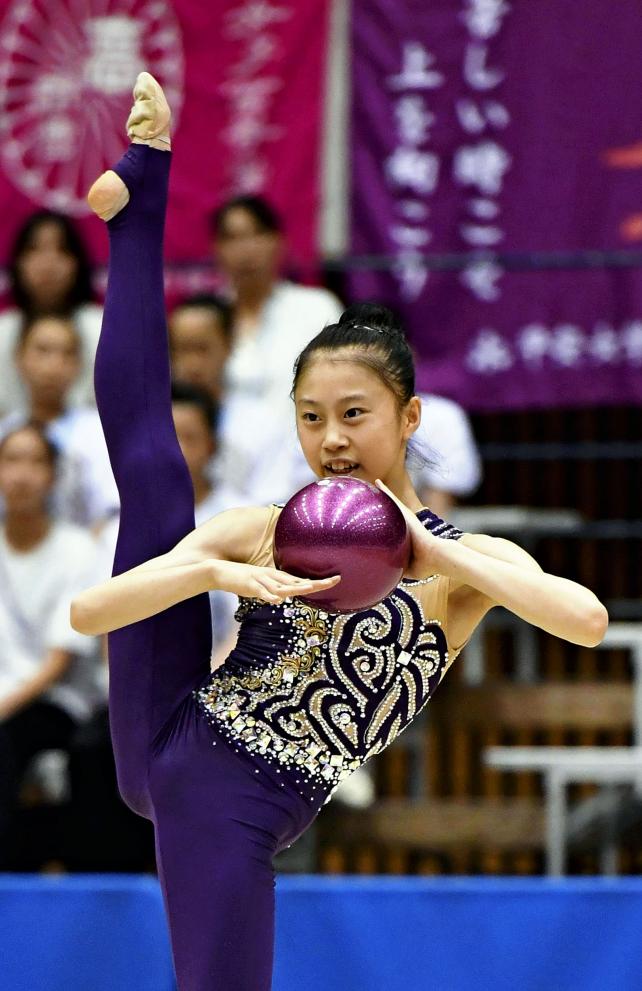 新体操女子個人、ボールで華麗な演技を見せる乙訓の小西野乃花 ©読売新聞社