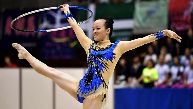 新体操女子個人、フープで華麗な演技を見せる富岡西の松坂玲奈　©読売新聞社