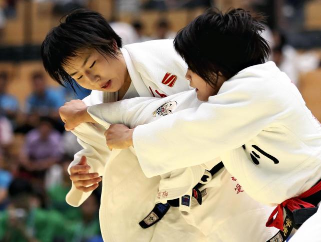 柔道女子団体で準優勝した敬愛の多田純菜(左) ©読売新聞社