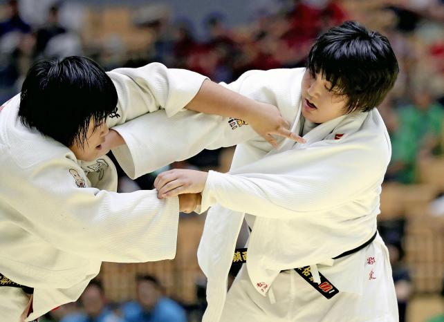 柔道女子団体で準優勝した敬愛の松沢佑栞(右) ©読売新聞社